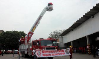 Carro escalera para los bomberos